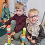 Dzień LEGO w przedszkolu- dzieci budują wspólnie wieże