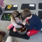 Dzień LEGO w przedszkolu- dzieci segregują klocki