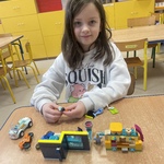 Dzień LEGO w przedszkolu- dziewczynka buduje z klocków