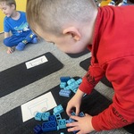 Dzień LEGO w przedszkolu- dzieci segregują klocki