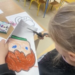 Dzień LEGO w przedszkolu- dziecko wycina przy stoliku 