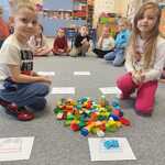 Dzień LEGO w przedszkolu - dzieci w zabawie matematycznej z klockami lego
