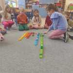 Dzień LEGO w przedszkolu - dzieci w zabawie matematycznej z lego