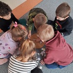 Dzień pizzy - dzieci układają składniki na pizzy według polecenia
