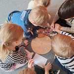 Dzień pizzy - dzieci układają składniki na pizzy według polecenia