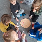 Dzień pizzy - dzieci układają składniki na pizzy według polecenia