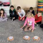 Dzień pizzy - dzieci podczas zabawy matematycznej