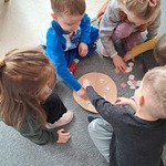 Dzień pizzy - dzieci układają składniki na pizzy zgodnie z poleceniem