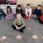 Dzień pizzy- dziecko podczas zabawy matematycznej na dywanie