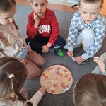 Dzień pizzy - dzieci układają składniki na pizzy