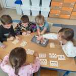 Dzień pizzy- dzieci w zabawie z literkami