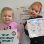 Dzień Bezpiecznego Internetu - dzieci z planszami edukacyjnymi