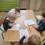 Dzień Bezpiecznego Internetu - dzieci wykonują kartę pracy