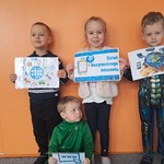 Dzień Bezpiecznego Internetu- dzieci z planszami edukacyjnymi