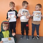 Dzień Bezpiecznego Internetu- dzieci z planszami edukacyjnymi