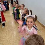Bal karnawałowy w naszym przedszkolu - dzieci podczas zabawy muzycznej