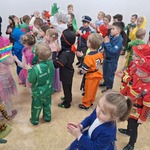 Bal karnawałowy w naszym przedszkolu - dzieci podczas zabawy muzycznej