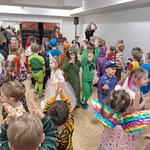 Bal karnawałowy w naszym przedszkolu - dzieci podczas zabawy muzycznej