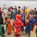 Bal karnawałowy w naszym przedszkolu - dzieci podczas zabawy tanecznej