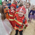 Bal karnawałowy w naszym przedszkolu - dzieci podczas zabawy tanecznej