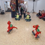 Bal karnawałowy w naszym przedszkolu - dzieci podczas zabawy wyścig smoków