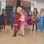 Bal karnawałowy w naszym przedszkolu - dzieci podczas zabawy tanecznej