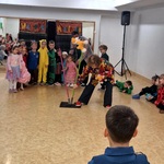 Bal karnawałowy w naszym przedszkolu - dzieci podczas zabawy strzelanie z procy