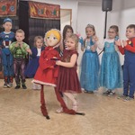 Bal karnawałowy w naszym przedszkolu - dzieci podczas zabawy tanecznej