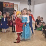 Bal karnawałowy w naszym przedszkolu - dzieci podczas zabawy tanecznej