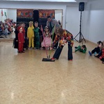 Bal karnawałowy w naszym przedszkolu - dzieci podczas zabawy strzelanie z procy