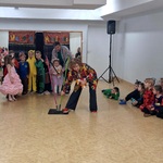 Bal karnawałowy w naszym przedszkolu - dzieci podczas zabawy strzelanie z procy