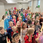 Bal karnawałowy w naszym przedszkolu - dzieci podczas zabawy tanecznej