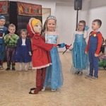 Bal karnawałowy w naszym przedszkolu - dzieci podczas zabawy tanecznej