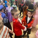 Bal karnawałowy w naszym przedszkolu - dzieci podczas zabawy tanecznej