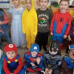 Bal karnawałowy w naszym przedszkolu- dzieci w przebraniach