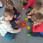 Tłusty czwartek- dzieci w zabawie matematycznej z pączkami