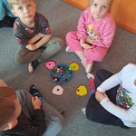 Tłusty czwartek - dzieci w zabawie matematycznej z pączkami