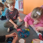 Tłusty czwartek- dzieci w zabawie matematycznej z pączkami