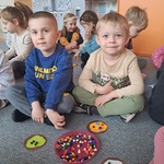 Tłusty czwartek- dzieci podczas zabawy matematycznej z pączkami