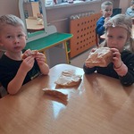 Tłusty czwartek- dzieci jedzą pączki