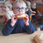 Tłusty czwartek- chłopczyk je pączka