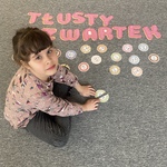 Tłusty czwartek- dziewczynka tworzy wyrazy z sylab