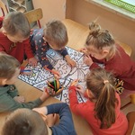 Serduszkowy dzień przyjaźni- dzieci kolorują plakat