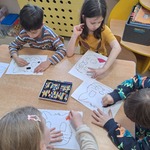 Dzień Kota- dzieci przy stoliku