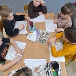 Dzień Kota- dzieci przy stoliku