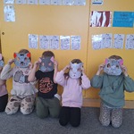 Dzień Kota- dzieci w maskach kota 