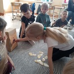 Dzień Kota- zabawa matematyczna Nakarm kota