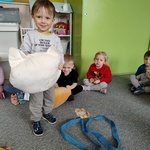 Dzień Kota- dziecko z poduszka kota