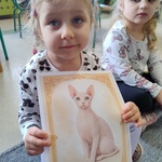 Dzień Kota-dziecko z ilustracja