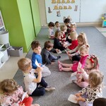 Dzień Kota- dzieci na dywanie